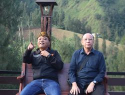 Haji Made Makan Siang Sambil Menyatu dengan Alam